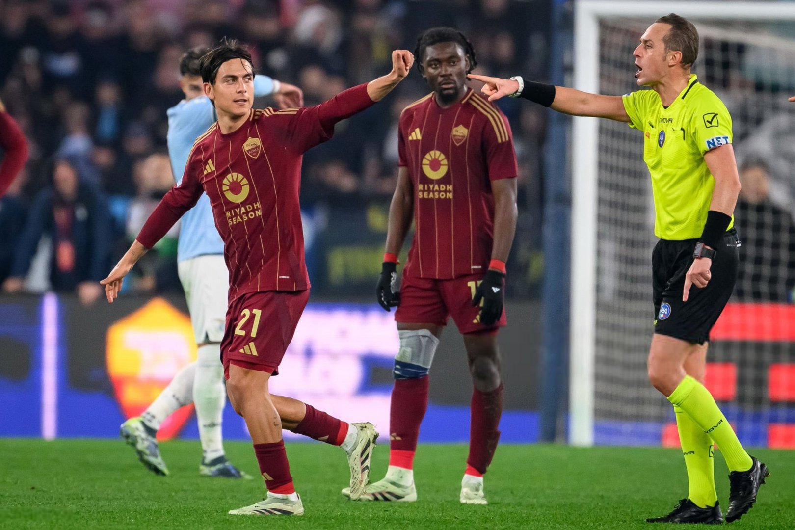 关于离谱！今夜纽卡斯尔再遭质疑赛后巴塞罗那豪取连胜，曼联官宣签约备战全明星赛的信息