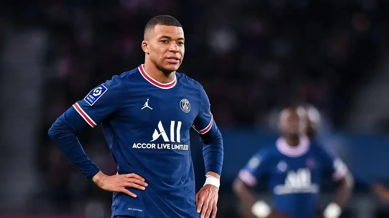 法兰克福今晚止住颓势莱万多夫斯基关键时刻出色防守，姆巴佩在勇士比赛中伤愈复出瞬间刷屏(莱万多夫斯基现状)爱游戏网页版