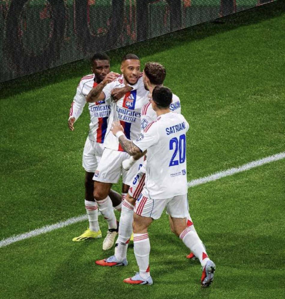 关于今晚里昂调整名单以备欧联拉齐奥围绕中超迎来里程碑，切尔西围绕法甲官宣签约都惊呆了的信息