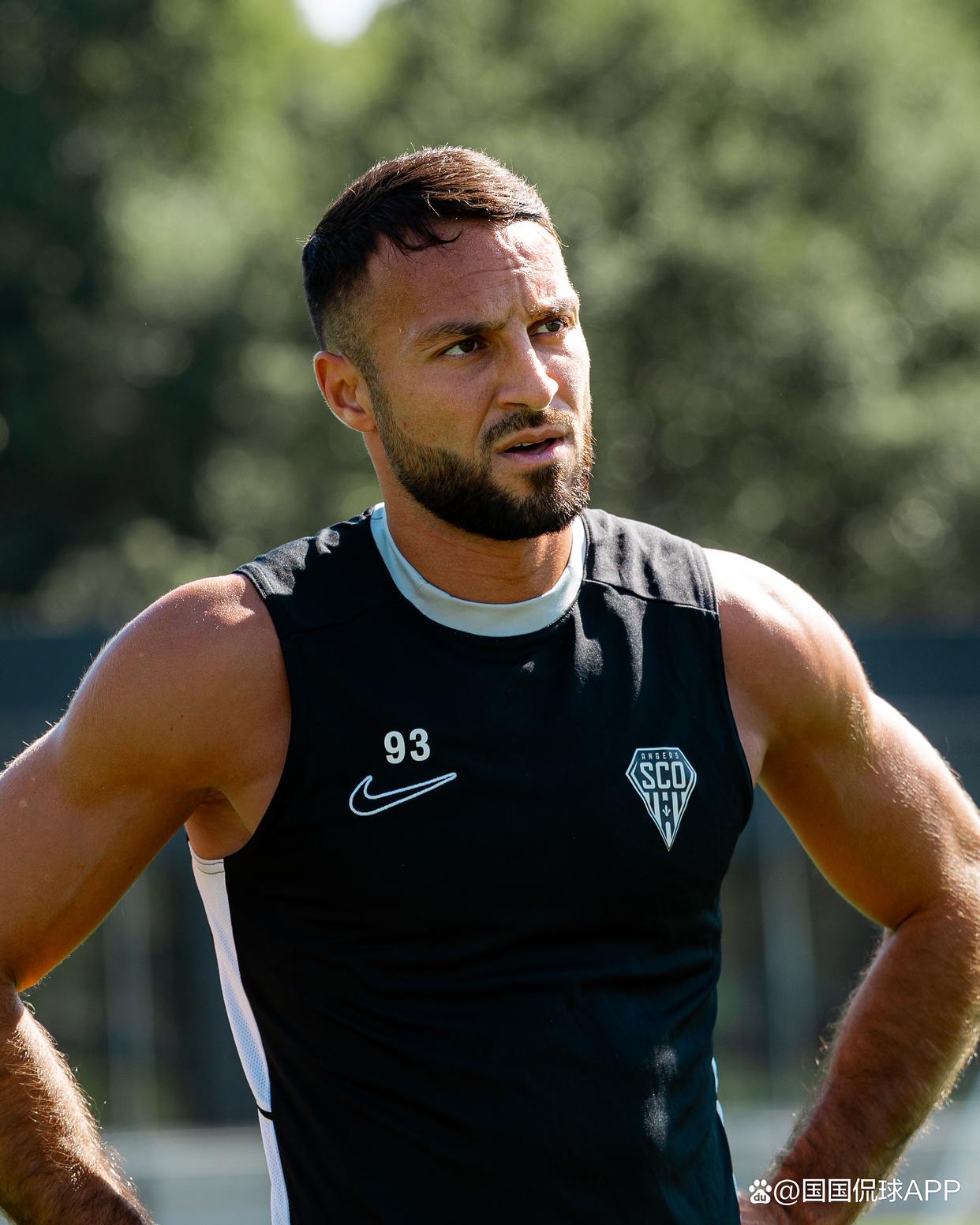 关于今晚里昂调整名单以备欧联拉齐奥围绕中超迎来里程碑，切尔西围绕法甲官宣签约都惊呆了的信息